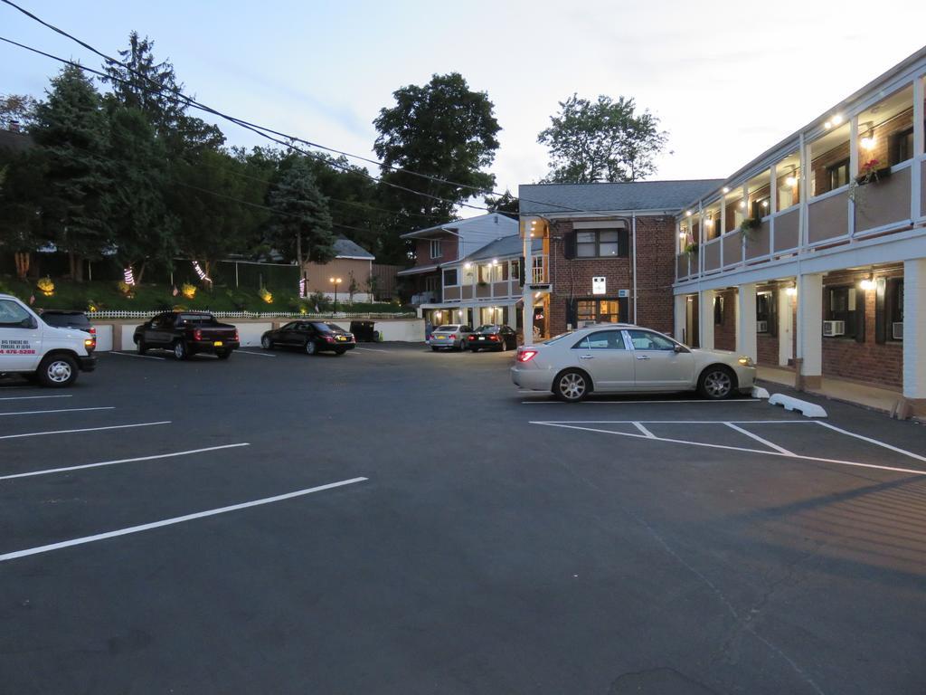 Central Motel Courtyard White Plains Zewnętrze zdjęcie