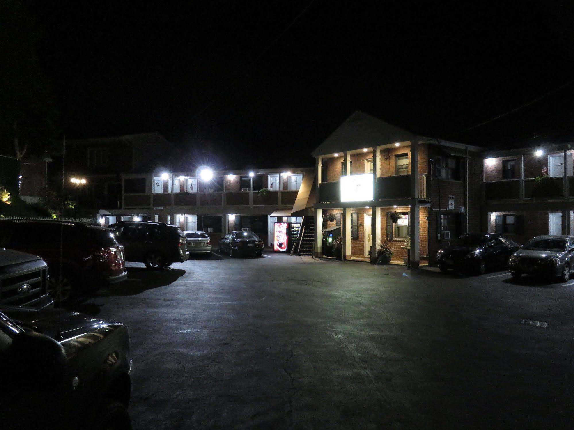 Central Motel Courtyard White Plains Zewnętrze zdjęcie