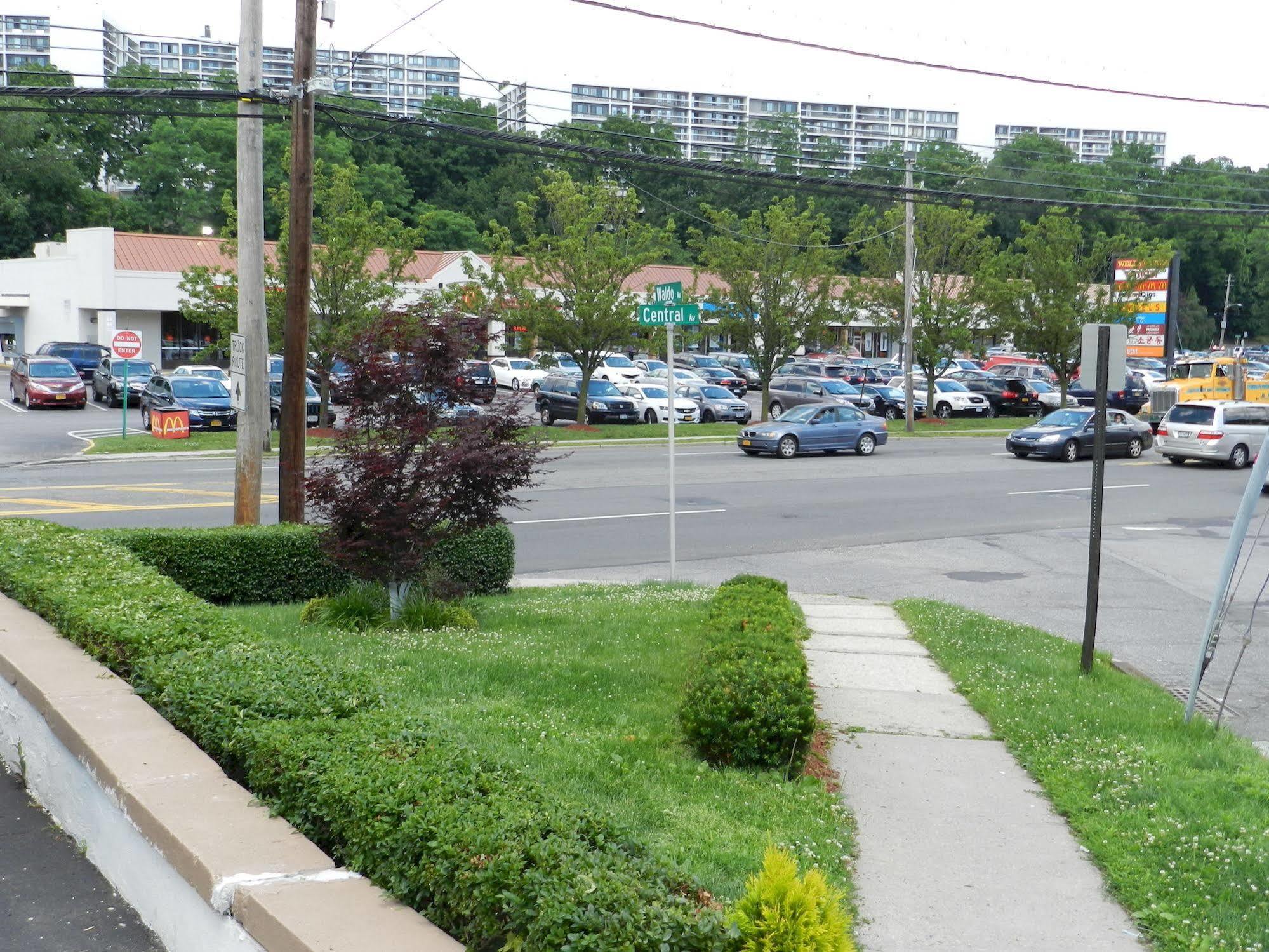 Central Motel Courtyard White Plains Zewnętrze zdjęcie
