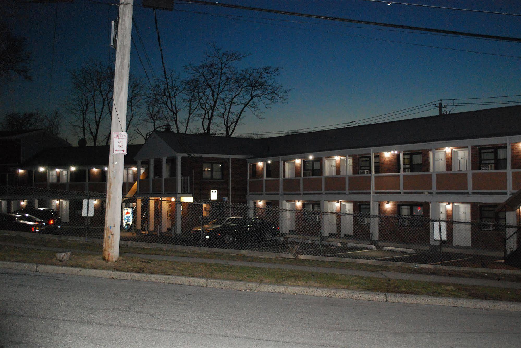 Central Motel Courtyard White Plains Zewnętrze zdjęcie