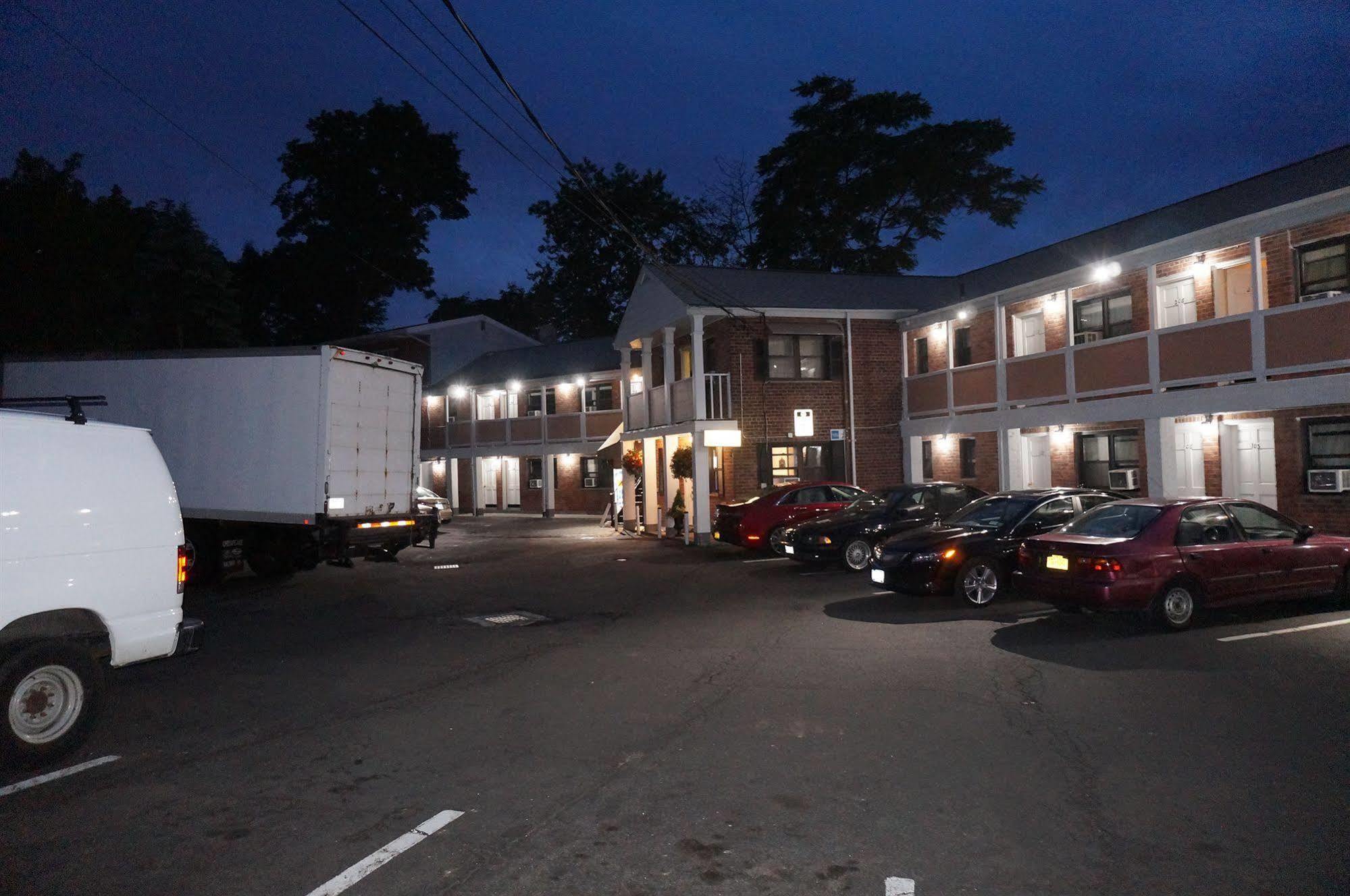 Central Motel Courtyard White Plains Zewnętrze zdjęcie